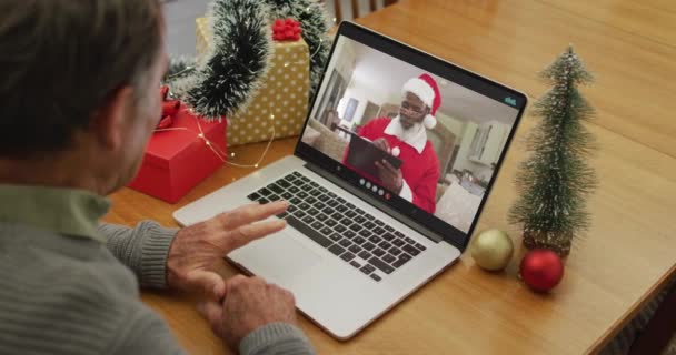 Hombre Mayor Caucásico Videollamada Con Santa Claus Navidad Navidad Festividad — Vídeo de stock