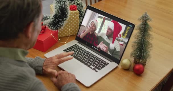 Homem Idoso Caucasiano Tendo Videochamada Natal Laptop Com Filho Neto — Vídeo de Stock