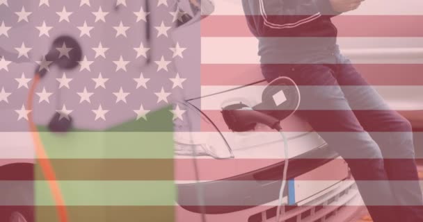 Bandera Los Estados Unidos América Sobre Hombre Cargando Coche Eléctrico — Vídeos de Stock