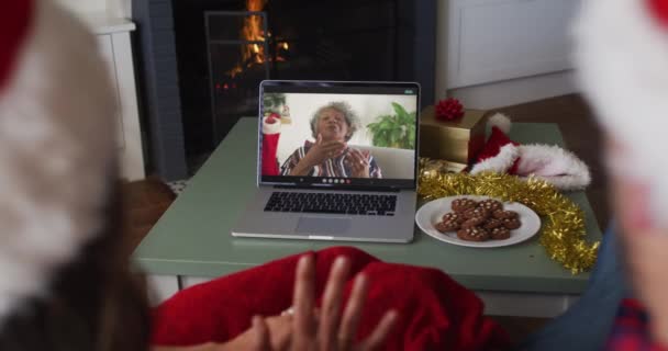 Pareja Caucásica Videollamada Con Una Amiga Mayor Navidad Navidad Festividad — Vídeos de Stock