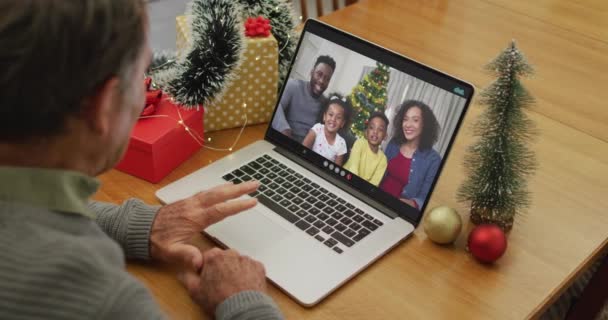 Homem Idoso Caucasiano Feliz Videochamada Com Família Época Natal Natal — Vídeo de Stock