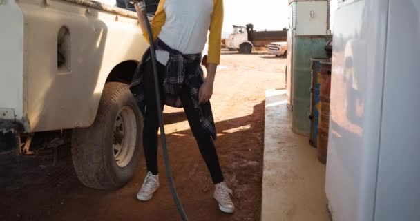 Cool Femme Biraciale Tenant Pompe Carburant Debout Côté Voiture Station — Video