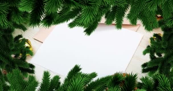 白い背景にコピースペースと紙と封筒にクリスマスモミの木のフレームのアニメーション クリスマス 冬のお祝いのコンセプトデジタル生成ビデオ — ストック動画