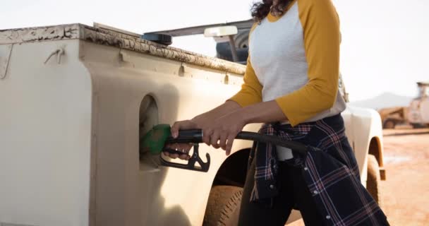 Midsection Femme Biraciale Utilisant Pompe Essence Remplissage Camion Station Service — Video