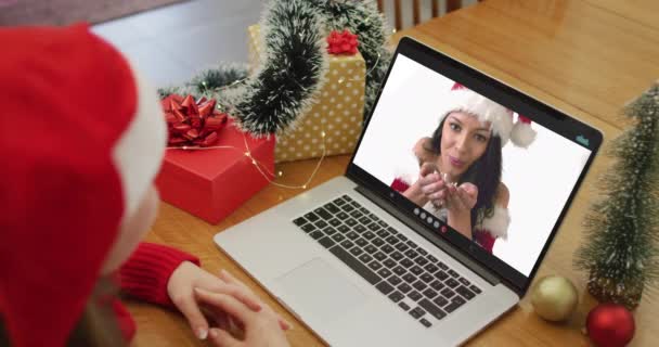 Yılbaşı Zamanı Laptopta Bayan Arkadaşıyla Görüntülü Konuşan Beyaz Bir Kadın — Stok video