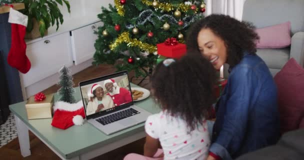 Feliz Madre Afroamericana Hija Una Videollamada Portátil Con Los Abuelos — Vídeo de stock