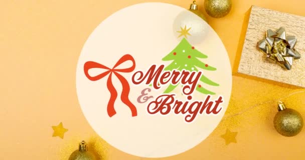 黄色の背景にクリスマスの装飾の上に陽気で明るいクリスマステキストのアニメーション クリスマス お祝いのコンセプトをデジタルで — ストック動画