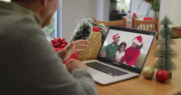 Biały Senior Rozmawiający Przez Świąteczny Film Laptopie Afrykańską Amerykańską Rodziną — Wideo stockowe