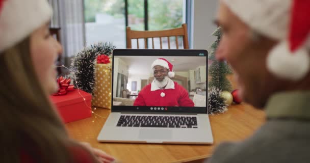 Kaukasische Enkelin Und Großvater Auf Videotelefonie Mit Weihnachtsmann Weihnachten Weihnachten — Stockvideo