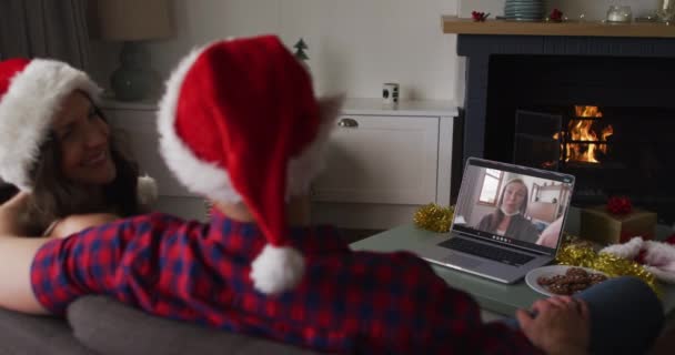 Kaukasisches Paar Telefoniert Zur Weihnachtszeit Laptop Videoanruf Mit Einer Freundin — Stockvideo