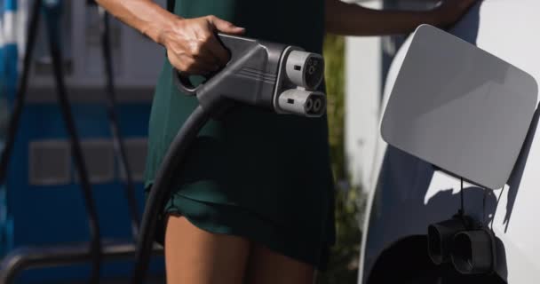 Sección Media Mujer Caucásica Cargando Coche Eléctrico Estación Carga Para — Vídeos de Stock