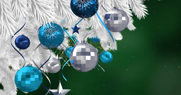 Afbeelding Van Kerstboom Met Kerstballen Decoraties Sneeuw Vallen Groene Achtergrond — Stockfoto