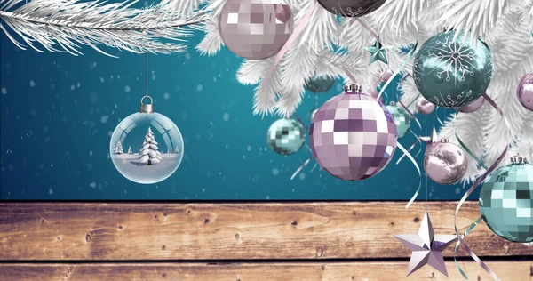Imagem Árvore Natal Com Decorações Sobre Queda Neve Bugigangas Fundo — Fotografia de Stock