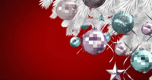 Bild Gran Grenar Med Dekoration Röd Bakgrund Jul Tradition Och — Stockfoto