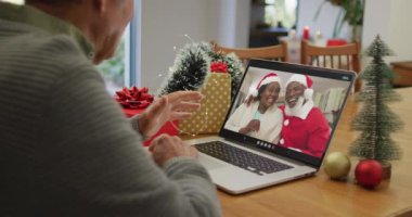 Noel 'de arkadaşlarıyla görüntülü konuşma yapan Kafkasyalı kıdemli adam kutlu olsun. Noel, şenlik ve iletişim teknolojisi.