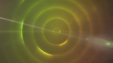 Siyah arkaplanda sarı spiral ışık izlerine karşı ışığın dijital animasyonu. Soyut doku kavramına sahip teknoloji arkaplanı