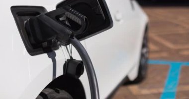 Elektrikli araç şarj istasyonunda şarj oluyor. Elektrikli araba, yeşil enerji, eko güç, sürdürülebilirlik ve CO2 azaltımı için her şarj istasyonu.