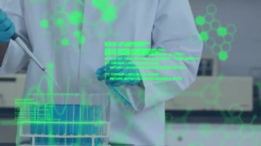 Laboratuvarda çalışan doktor üzerinde veri işleme ve moleküllerin animasyonu