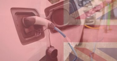 Elektrikli araç şarj istasyonunda büyük Britanya bayrağı. Elektrikli araba, yeşil enerji, eko güç, sürdürülebilirlik ve CO2 azaltımı için her şarj istasyonu.