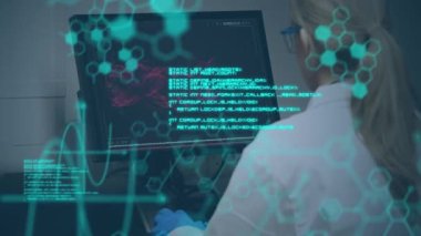 Bilgisayar kullanarak kadın doktor üzerinde veri işleme ve moleküllerinin animasyonu