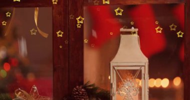 Kış penceresinin üzerine düşen yıldızların animasyonu ve Noel süslemeleri. Noel, gelenek ve kutlama konsepti dijital olarak oluşturuldu.