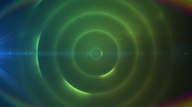 Siyah arkaplanda pembe spiral ışık izlerine karşı ışık ve lens ışığı parlıyor. Soyut doku kavramına sahip teknoloji arkaplanı