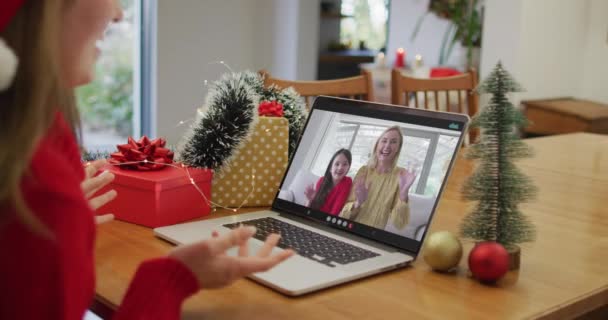 Szczęśliwa Biała Kobieta Wideo Telefon Przyjaciółką Córką Czasie Bożego Narodzenia — Wideo stockowe