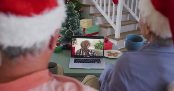 Ευτυχισμένο Καυκάσιο Ζευγάρι Τελειόφοιτων Βιντεοκλήση Ηλικιωμένη Φίλη Χριστούγεννα Χριστούγεννα Γιορτή — Αρχείο Βίντεο