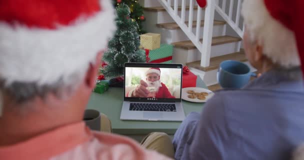 Ευτυχισμένο Καυκάσιο Ζευγάρι Ηλικιωμένων Βιντεοκλήση Τον Άγιο Βασίλη Χριστούγεννα Χριστούγεννα — Αρχείο Βίντεο