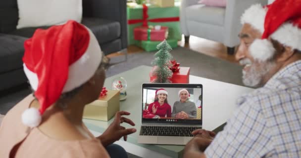 在圣诞节的时候 一对快乐的老非洲裔美国夫妇与家人在电视上通话 圣诞节 节日和通信技术 — 图库视频影像