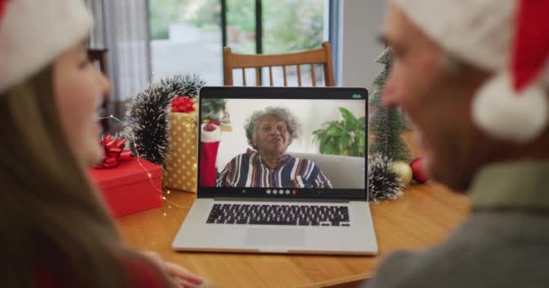 Casal Sênior Caucasiano Feliz Videochamada Com Amiga Sênior Época Natal — Vídeo de Stock