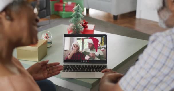 Feliz Pareja Ancianos Afroamericanos Videollamada Con Hijo Adulto Nieto Navidad — Vídeos de Stock