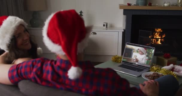 Pareja Caucásica Videollamada Portátil Con Niño Navidad Navidad Festividad Tecnología — Vídeos de Stock