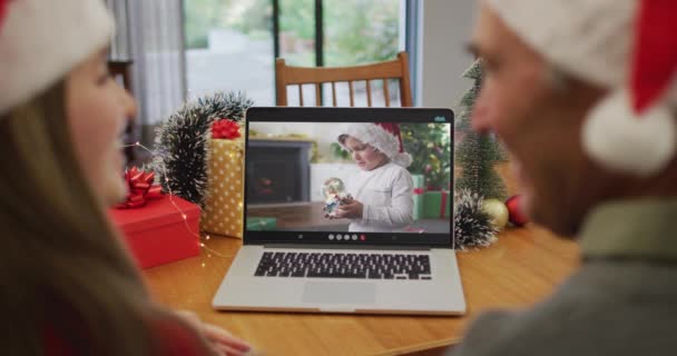 Kaukasische Enkelin Und Großvater Auf Videoanruf Mit Enkel Zur Weihnachtszeit — Stockvideo