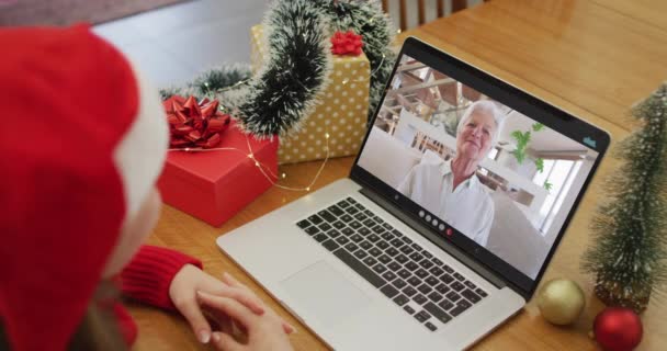 Mulher Caucasiana Videochamada Com Avó Natal Natal Festividade Tecnologia Comunicação — Vídeo de Stock