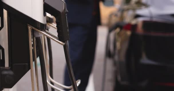 Primer Plano Carga Coche Eléctrico Estación Carga Para Coche Eléctrico — Vídeo de stock