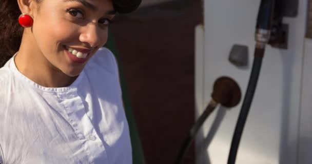 Χαμογελαστή Σημαιοφόρος Γυναίκα Που Χρησιμοποιεί Αντλία Καυσίμων Στο Βενζινάδικο Έννοια — Αρχείο Βίντεο