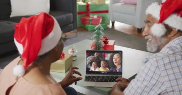 Χαρούμενο Αφροαμερικάνικο Ζευγάρι Ηλικιωμένων Βιντεοκλήση Για Λάπτοπ Την Οικογένεια Χριστούγεννα — Αρχείο Βίντεο