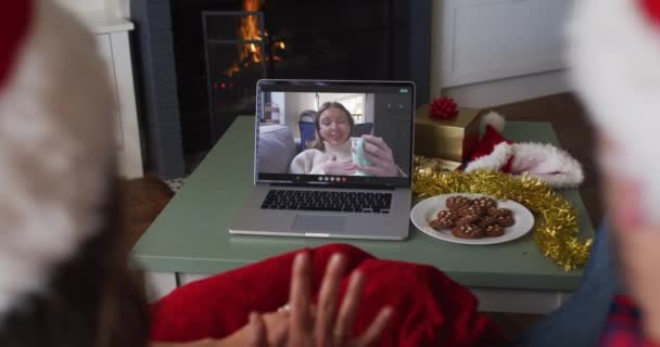 圣诞节期间 一对快乐的高加索夫妇和女友在笔记本电脑上视频通话 圣诞节 节日和通信技术 — 图库视频影像
