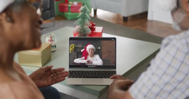 在圣诞节期间 一对快乐的资深非洲裔美国夫妇和女友一起在笔记本电脑上进行视频通话 圣诞节 节日和通信技术 — 图库视频影像
