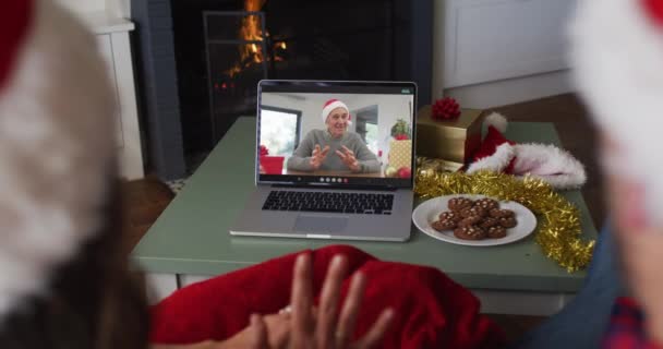 クリスマス時に祖父とノートパソコンでビデオ通話で白人のカップル クリスマスやお祭りや通信技術は — ストック動画