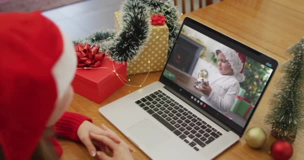 Caucásico Hombre Mayor Que Tiene Videollamada Navidad Ordenador Portátil Con — Vídeo de stock