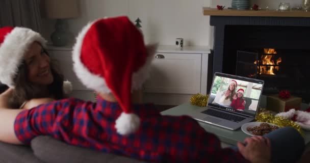 Счастливая Кавказская Пара Видео Вызове Ноутбуке Подругой Дочерью Рождество Рождество — стоковое видео