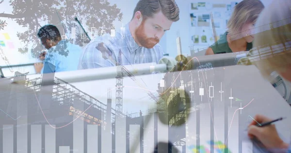 Ofiste çeşitli mimarların dijital bileşimi planlar çizerken, arka planda inşaat halinde bir bina ve ekranda farklı grafikler görünüyor.
