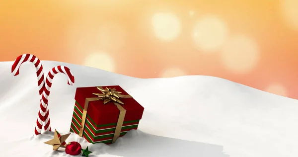 Bild Von Geschenken Und Weihnachtsbonbons Die Auf Schnee Liegen Mit — Stockfoto