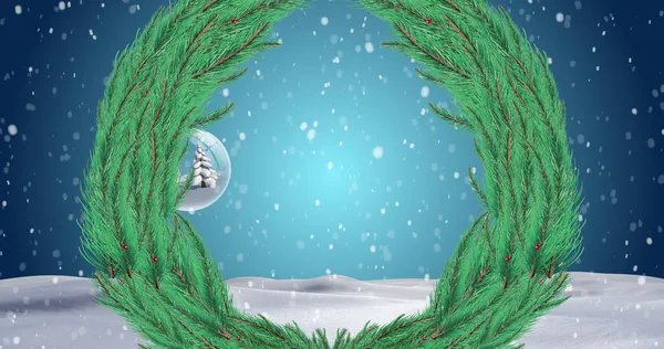 Kerstkrans Tegen Opknoping Bauble Decoraties Tegen Sneeuw Vallen Winterlandschap Kerstfeest — Stockfoto