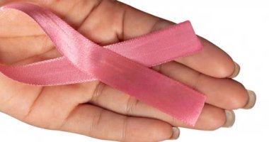 Göğüs kanseri farkındalığı metninin pembe kurdeleli hali, elinde pembe kurdele tutan bir kadın. Göğüs kanseri pozitif farkındalık kampanyası konsepti dijital olarak üretildi.