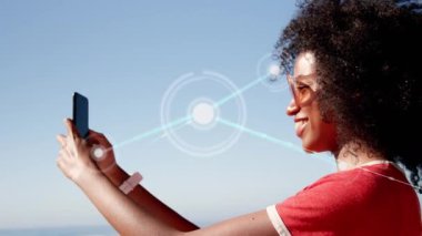 Sahilde telefon kullanan bir kadının iletişim ağının animasyonu.