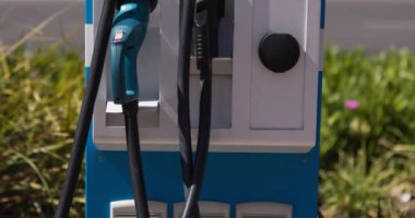 Elektrikli araç şarj istasyonu. Elektrikli araba, yeşil enerji, eko güç, sürdürülebilirlik ve CO2 azaltımı için her şarj istasyonu.