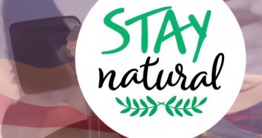 Rus bayrağı ve elektrikli araba şarj eden adamın doğal metni üzerinde kalın. Elektrikli araba, yeşil enerji, eko güç, sürdürülebilirlik ve CO2 azaltımı için her şarj istasyonu.